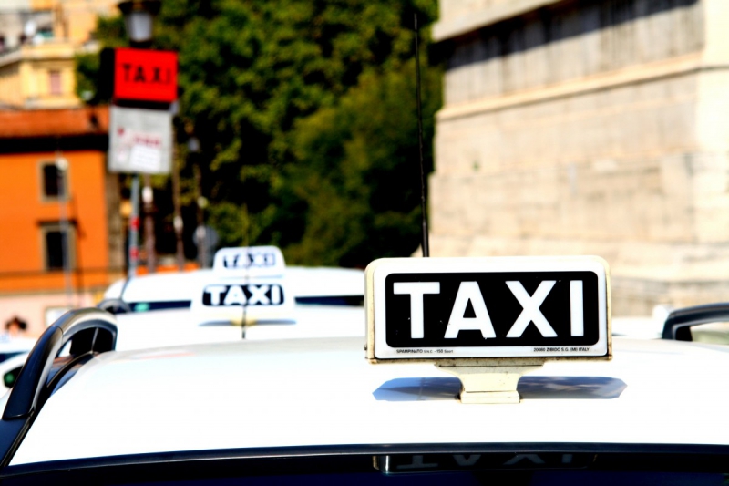 taxis-MANDELIEU LA NAPOULE-min_taxi_auto_rome_road_white-1051610